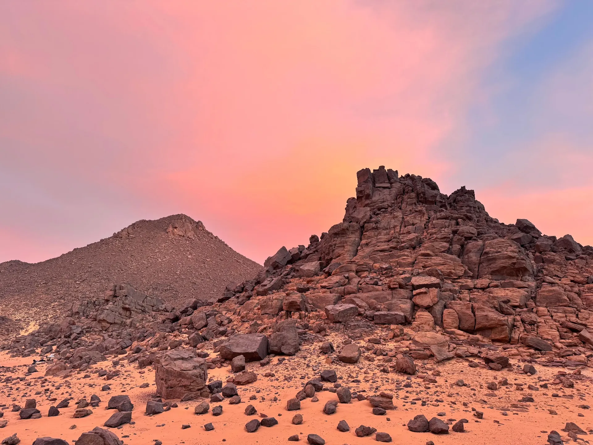 Formations rocheuses du Tassili n'Ajjer au crépuscule